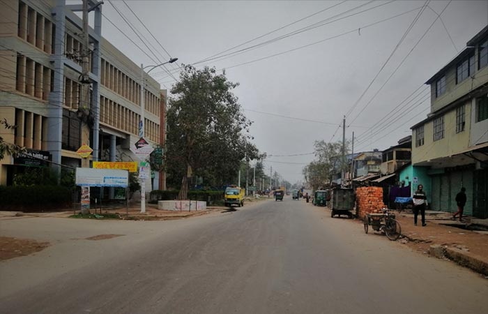 খুলনায় সূর্যের দেখা নেই, দরকার ছাড়া বের হচ্ছেন না মানুষ